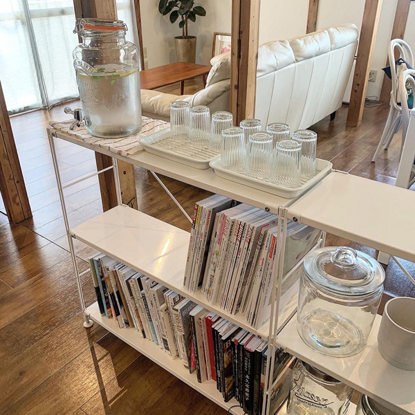 阿佐ヶ谷にオープンしたカフェ「EMU Bakehouse」のセルフサービスの水、雑誌。
