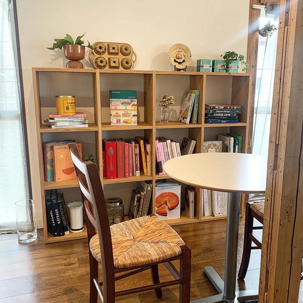 阿佐ヶ谷にオープンしたカフェ「EMU Bakehouse」の内装。