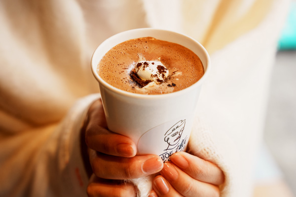 肌寒くなる季節に、本格的なホットチョコレートを召し上がれ。おしゃれコーヒースタンドの絶品ドリンクに注目