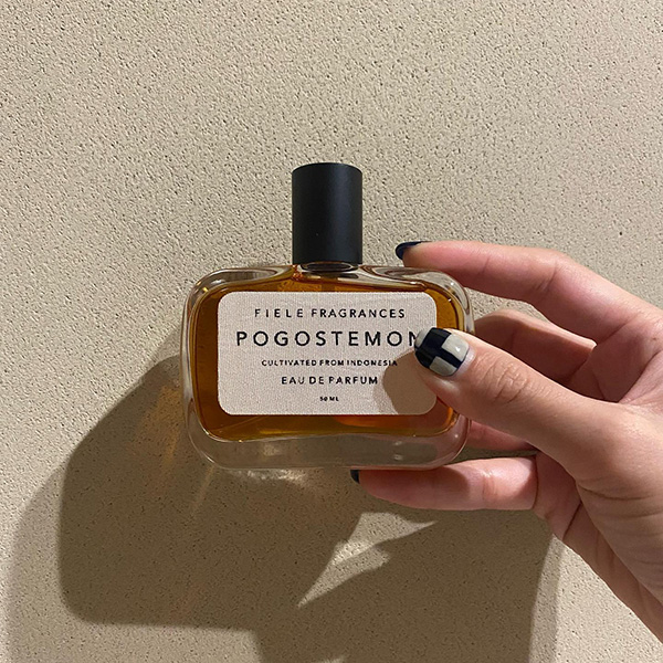 アメリカ発のブランド「FIELE FRAGRANCES」の、スモーキーな香りが特徴の香水“POGOSTEMON”