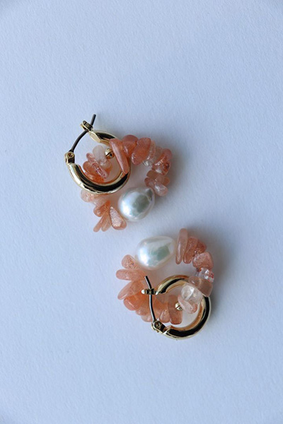 アクセサリーブランドOLKの「Sunstone pearl pierced earrings」