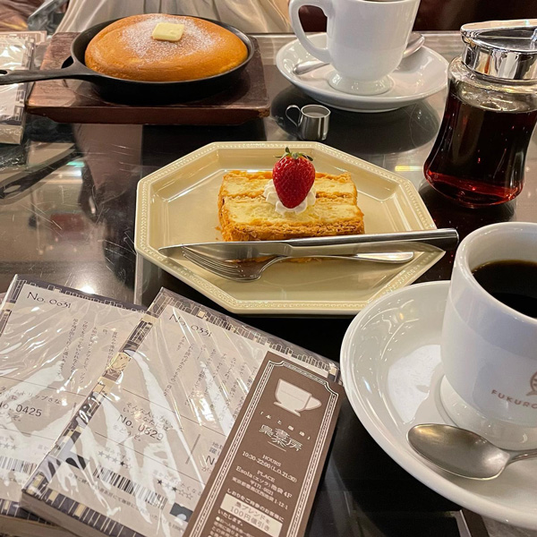 東京・池袋にある「梟書茶房」のカフェメニュー「苺のミルフィーユ」。
