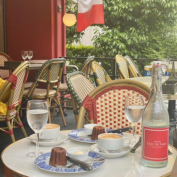 パリ気分を味わえる、神戸・北野異人館街のカフェ「Bistrot Cafe de Paris」のテラス席