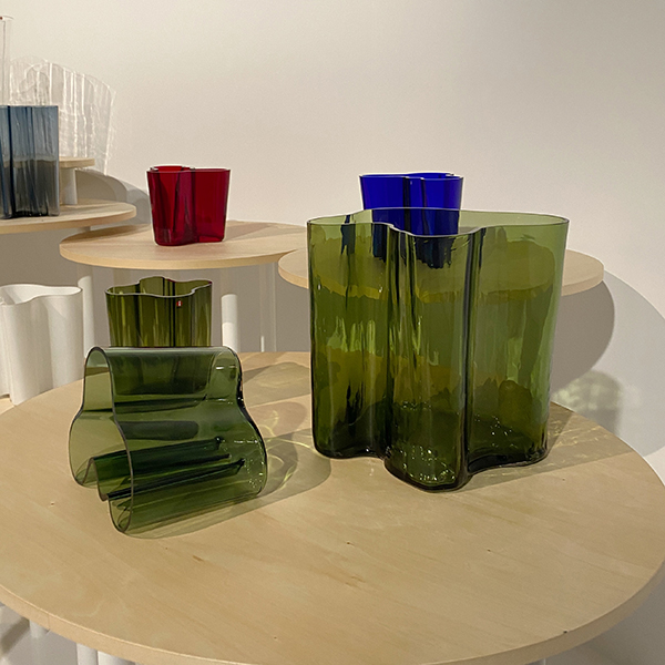「イッタラ展 フィンランドガラスのきらめき」内の展示