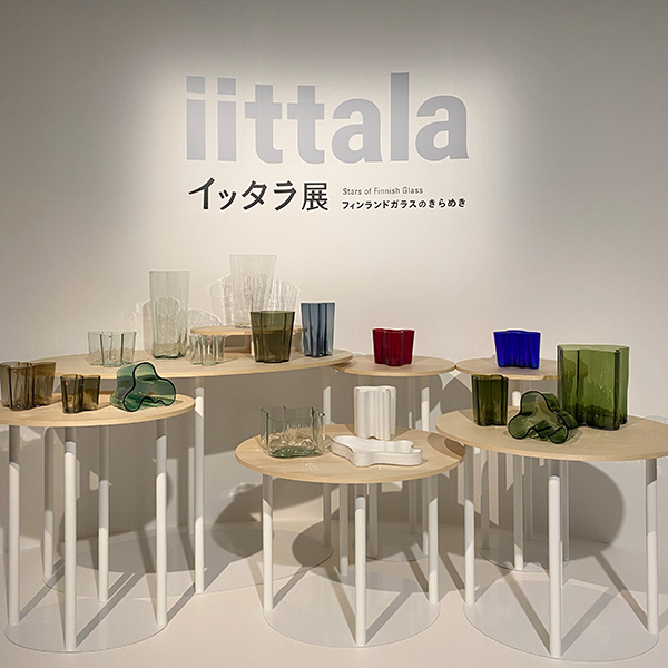「イッタラ展 フィンランドガラスのきらめき」内の展示