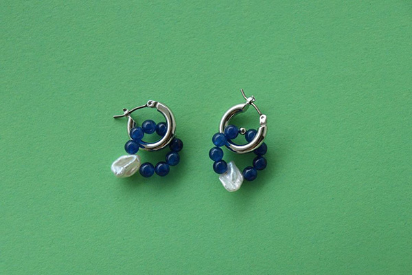 アクセサリーブランドOLKの「Blue agate foop pierced earrings」