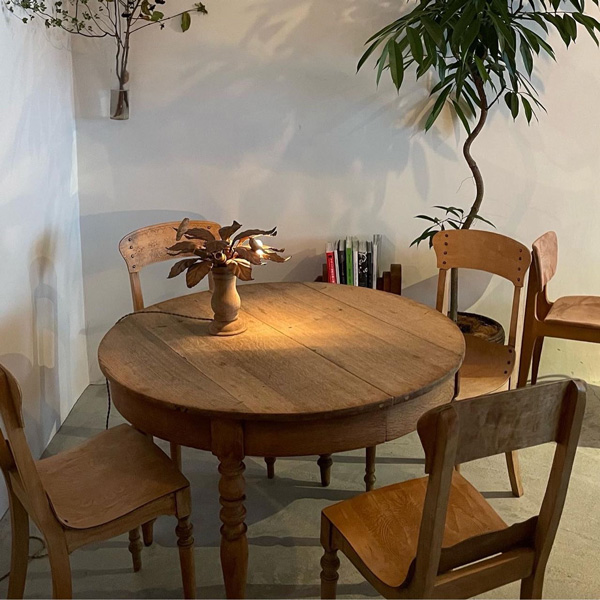 三鷹にあるカフェ「319」のテーブル席