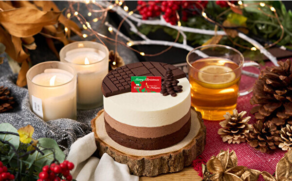 チョコ好きさんにおすすめのMinimalのクリスマスケーキ。この冬は、甘酸っぱさと華やかさをプラスして登場