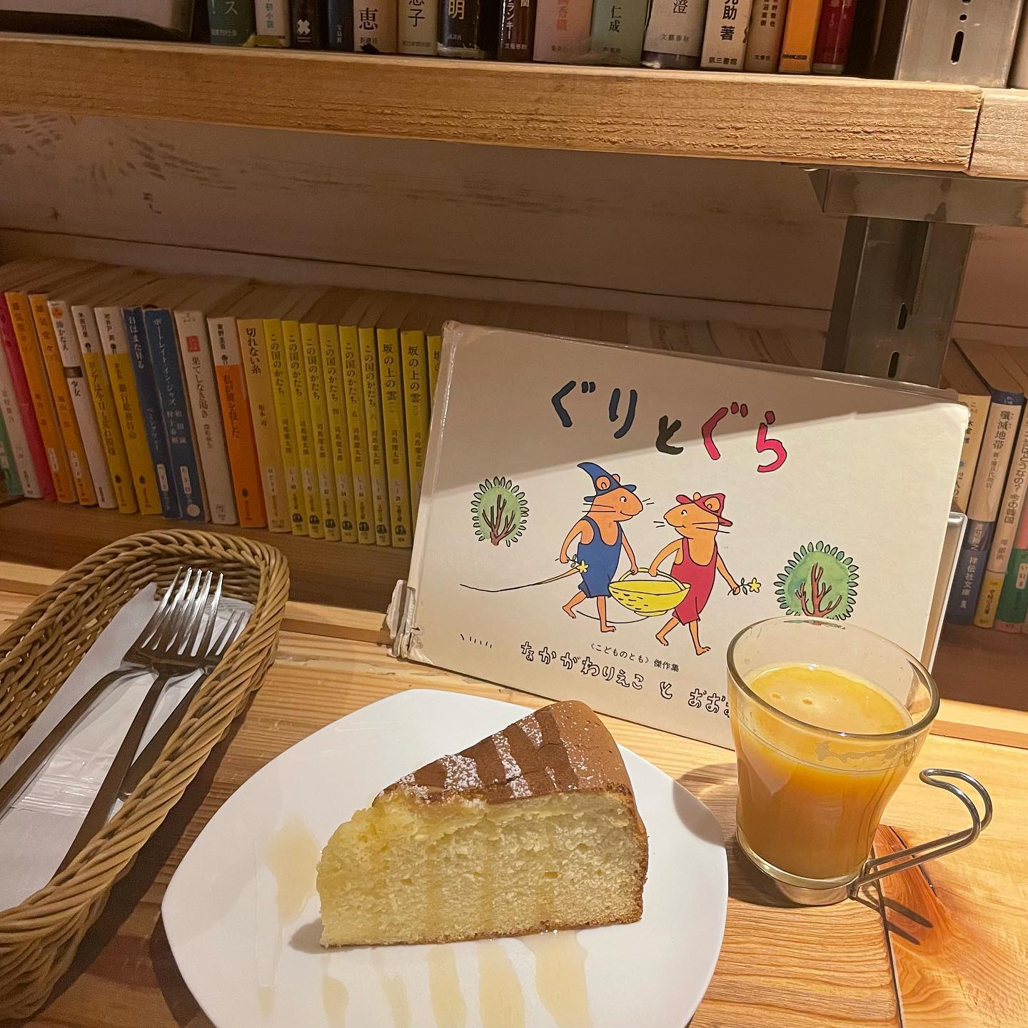 疲れたら渋谷の「森の図書室」に行ってみない？食べて、飲んで、おしゃべりしながら過ごせる“大人の図書室”だよ
