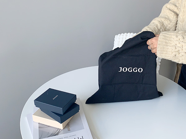 レザーブランド「JOGGO」のロゴが入った収納袋
