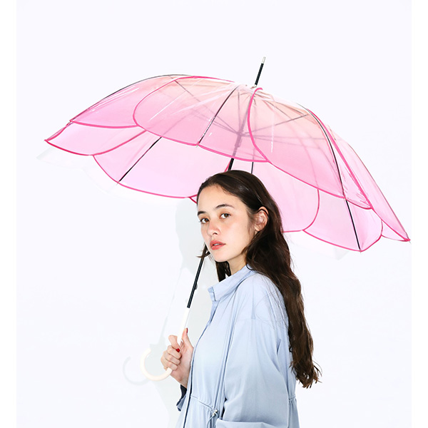 雨の日をワクワク気分にしたいなら、おしゃれなビニ傘にトライ！大人気の“お花型傘”に新バージョンが登場するよ