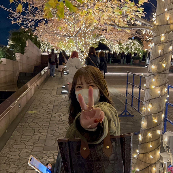 恵比寿ガーデンプレイスのイルミネーションをバックに写真に映る女性
