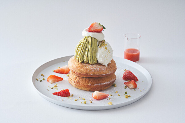 ビブリオテークの11月限定のパンケーキ「いちごと濃厚ピスタチオクリーム、フロマージュブランムースのパンケーキ いちごソース」