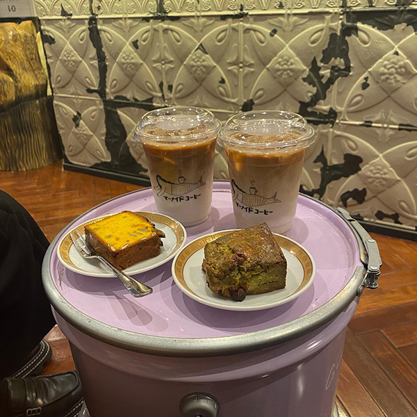 東京・池袋のカフェ「マーメイドコーヒーロースターズ」で食べられるスコーン、パウンドケーキとコーヒー