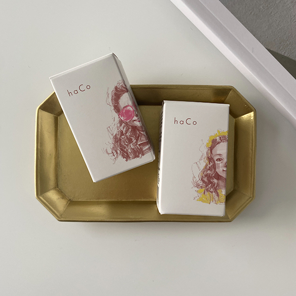 「haCo ヴィーガンオイル OS 金木犀の香り」と「haCoヴィーガンオイル PF ペアー＆フリージアの香り」のパッケージ