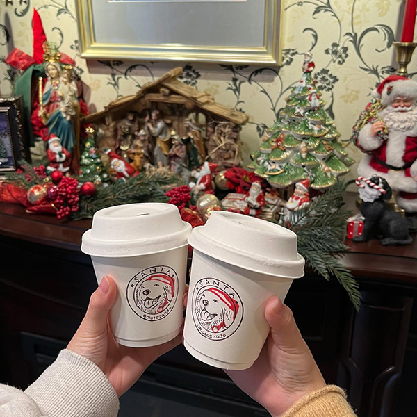 東京・表参道にあるクリスマスコンセプトのカフェ「CAFE SANTA」のドリンクカップ