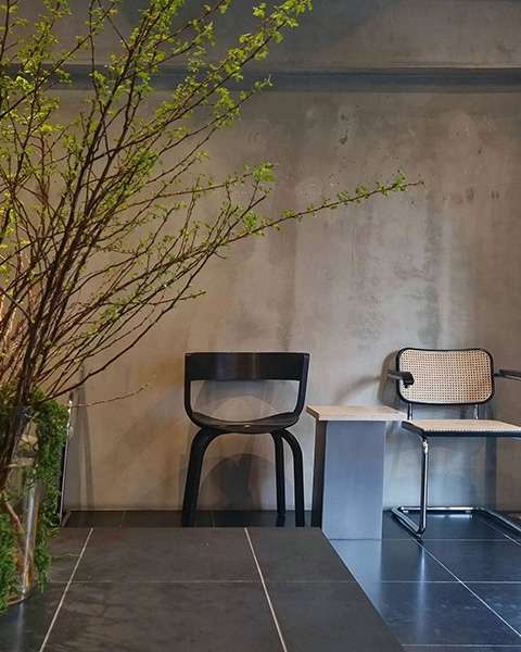 中目黒の“無機質空間”カフェ「COM」にあるおしゃれな椅子