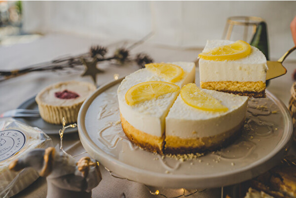 オンラインショップ「CheeseTable at Home」のクリスマス限定「“ベイクド&レア”ダブルチーズケーキ」