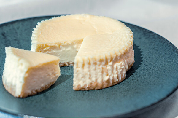 チーズ専門店「CheeseTable」の定番人気メニュー「生カマンベールチーズケーキ」