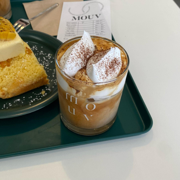 韓国釜山にあるカフェ「MOUV」のクリームラテ