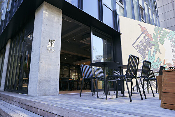 東京神宮前のカフェ「HATTO COFFEE」のテラス席