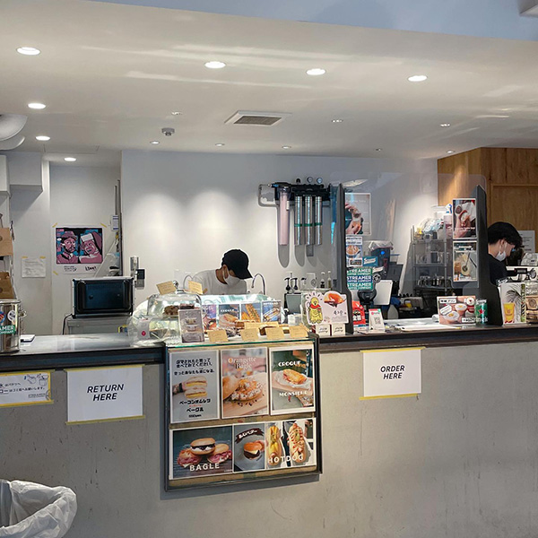 スタイリッシュな大阪のコーヒースタンド「STREAMER COFFEE COMPANY SHINSAIBASHI」店内の様子