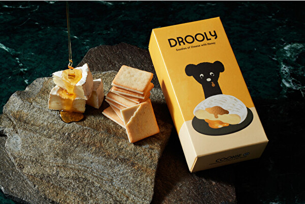 スイーツブランド「DROOLY」の定番アイテム「クッキー〔カマンベール with ハニー〕」