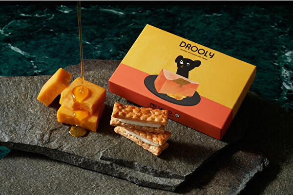 スイーツブランド「DROOLY」の定番アイテム「パイサンド〔チェダー with ハニー〕」