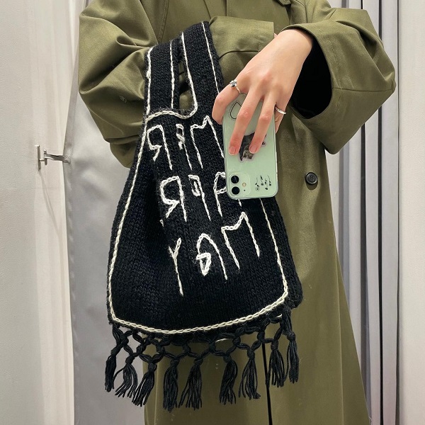「March April May」の「MAM // wool knit bag」の黒を手に持った写真