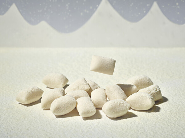 北海道発・冬季限定スイーツ「SNOWS」の新作ミルクバター飴「雪ひとつ」