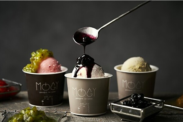 山形・黒沢温泉「おふろcafé yusa」内のフルーツアイスクリーム専門店「MOGY」のアイスクリームとフルーツソース