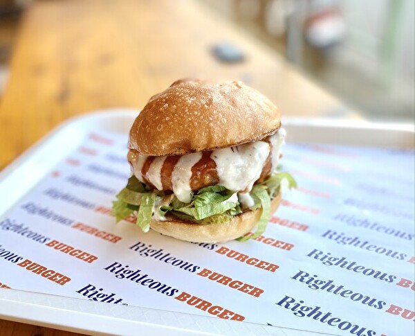 世田谷のヴィーガンバーガー専門店「Righteous Burger」の「バッファローソイチキンバーガー」