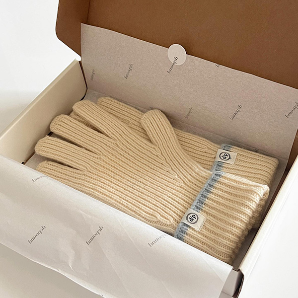 韓国の人気ライフスタイルブランド「depound」の「line knit gloves」butterカラー