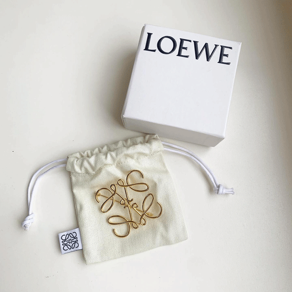 LOEWEのアナグラム ブローチ（メタル）