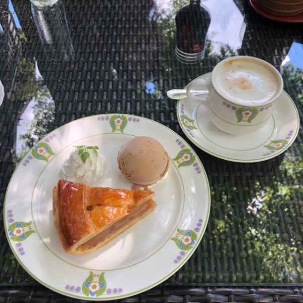 「万平ホテル カフェテラス」のロイヤルミルクティーとアップルパイ