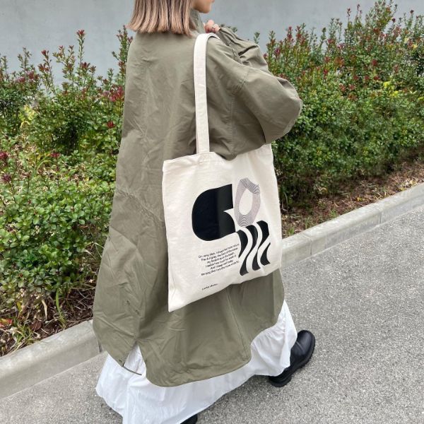 yurika akutsu（ユリカ アクツ）から販売されている「light is worn authentic tote bag」（税込3900円）