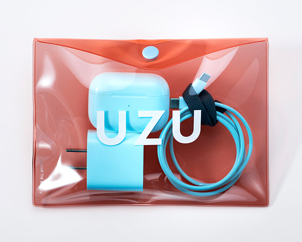 UZU BY FLOWFUSHI 38℃/99℉ LIP KIT BOOK BLACK editionのポーチ
