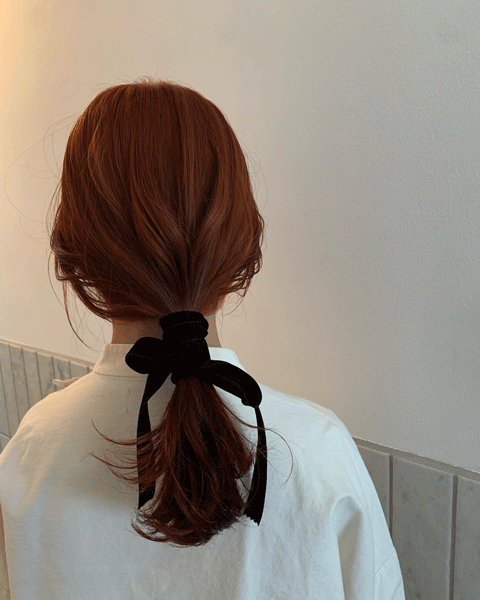 ローポニーテール×ベロア素材の紐アレンジのヘアアレンジ