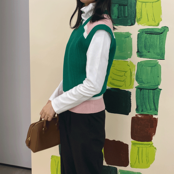 UNIQLO and MARNIで展開されている、ポップコーンニットVネックベストのグリーンを着用した女性
