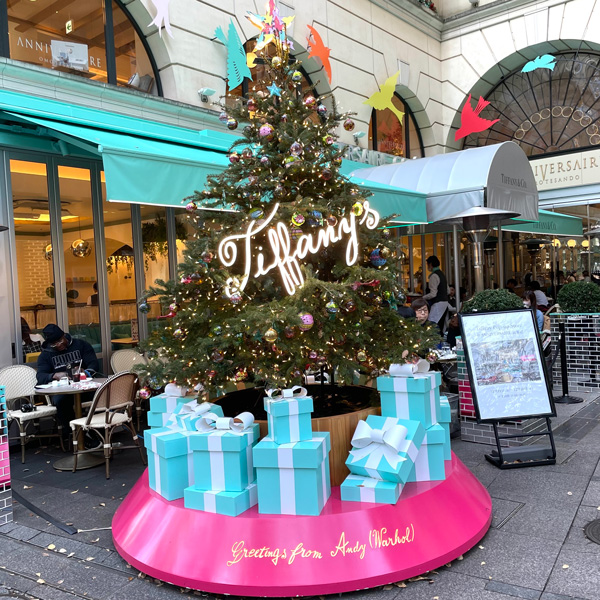 表参道に期間限定でオープンしている、「Tiffany Café & Pop-up Store ​@ ANNIVERSAIRE 表参道​」のクリスマスツリー
