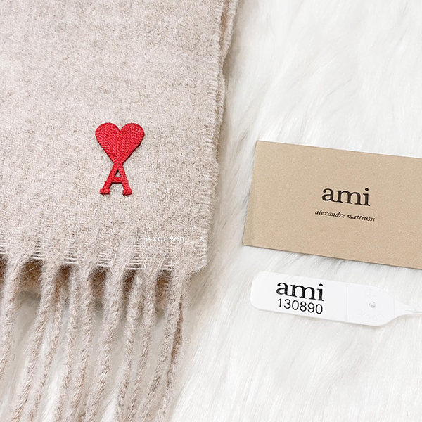AMI PARISの「AMI DE COEUR スカーフ」