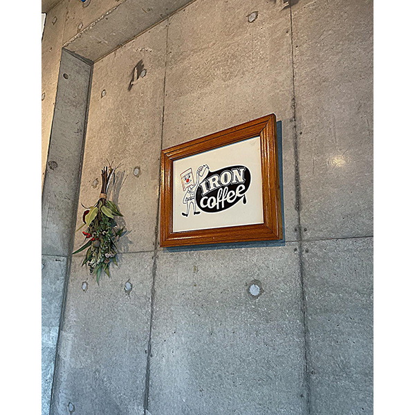 東京・千歳船橋にあるIRON COFFEEの、海外コミックのようなロゴ