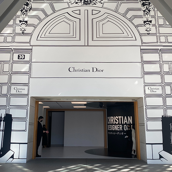 「クリスチャン・ディオール、夢のクチュリエ」展の入り口