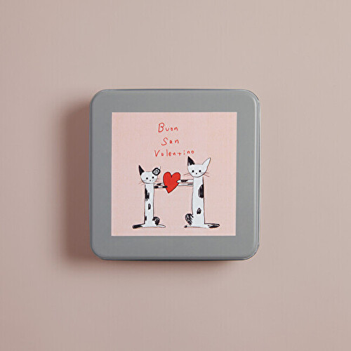 「ukafe」の新作クッキー缶「バレンタイン限定 三毛猫クッキー」のパッケージ