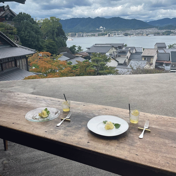 広島・宮島の高台に位置する牡蠣祝のテラス席