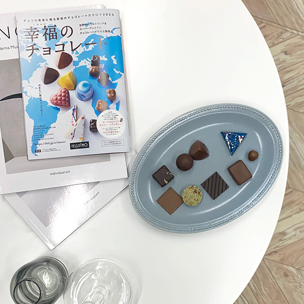 フェリシモの「幸福のチョコレート」カタログと、販売中のチョコレート9種類