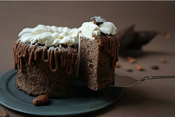 シフォンケーキ専門店「This is CHIFFON CAKE.」のバレンタイン限定「チョコレートシフォンケーキ」
