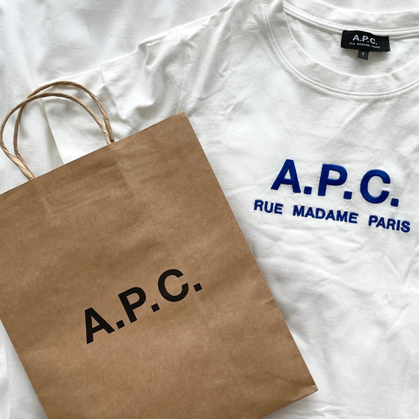 「A.P.C.（アーペーセー）」のロゴ入りTシャツ