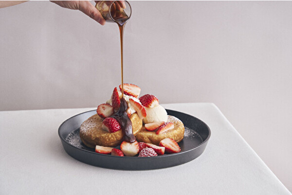 カフェ＆ブックス ビブリオテークの新作「“古都華”いちごのクレームダンジュパンケーキ　はちみつバルサミコソース」