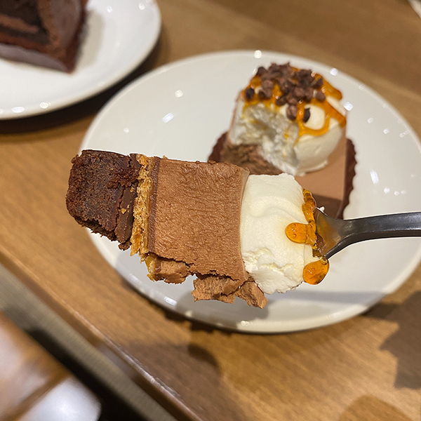 スターバックスの「ふんわりホイップ＆パイ入りチョコレートムースケーキ」